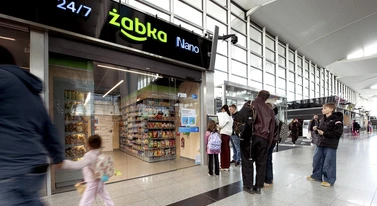 Żabka już na lotnisku. Do samolotu weźmiesz kanapkę i sushi