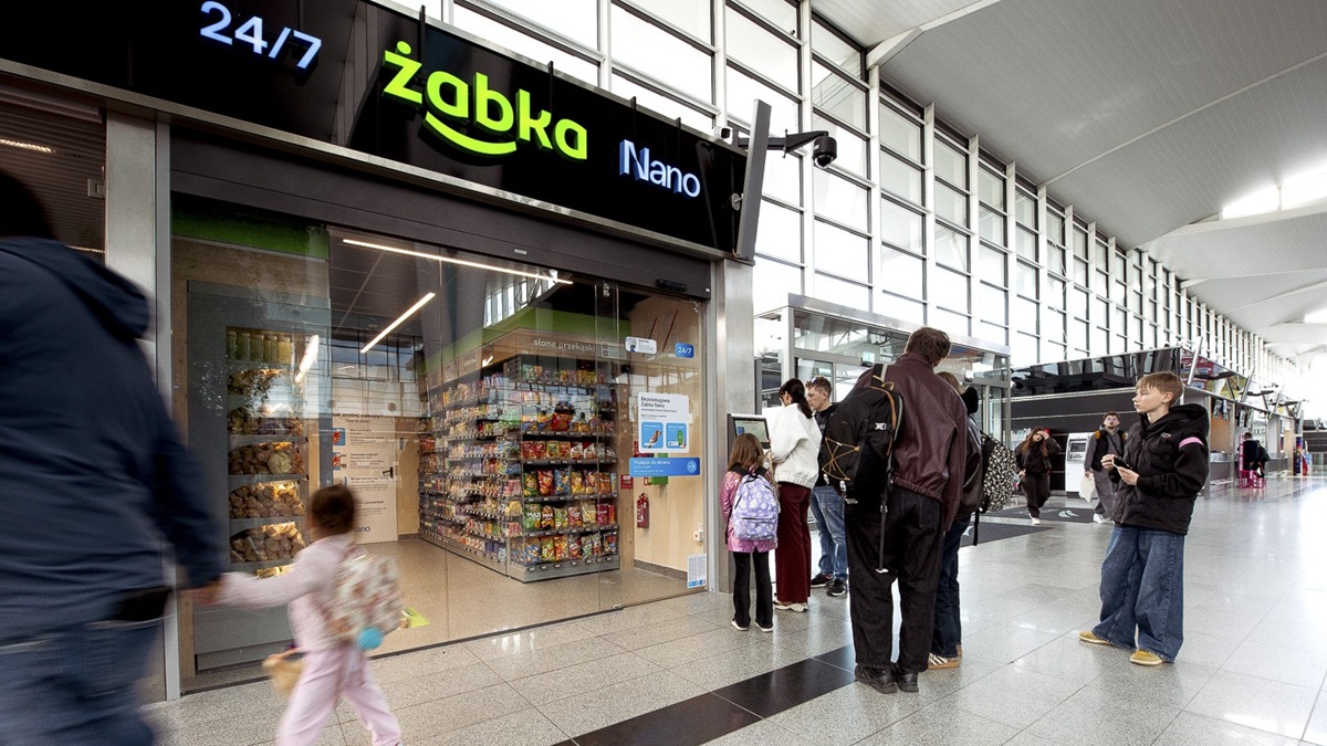 Żabka już na lotnisku. Do samolotu weźmiesz kanapkę i sushi