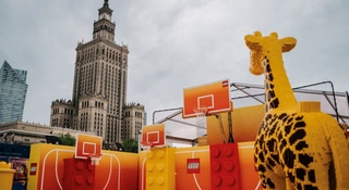 Budowanie, skoki i koszykówka w jednym miejscu. LEGO® Basketball Experience rozgrzało centrum Warszawy