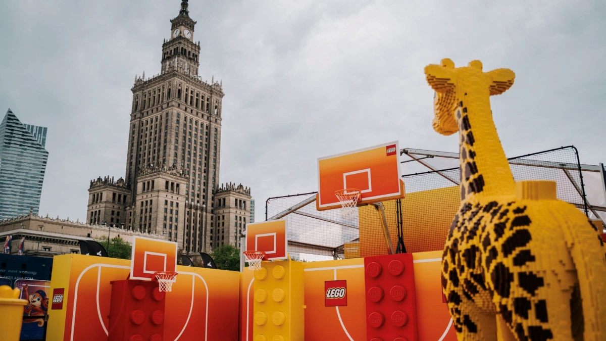Budowanie, skoki i koszykówka w jednym miejscu. LEGO® Basketball Experience rozgrzało centrum Warszawy