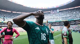 Mistrzostwa świata FIFA 2026 przynoszą nie tylko rekordową liczbę meczów i drużyn, ale także największy pakiet technologicznych zmian w historii turnieju. Kibice oglądający spotkania mogli zauważyć, że część sędziów nosi na głowie niewielkie urządzenie. To nie gadżet ani eksperyment. To Ref Cam, kamera rejestrująca mecz z perspektywy arbitra.