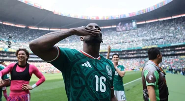 Co sędziowie na Mundialu mają przy uszach? Ta mała kostka zmienia widok meczów