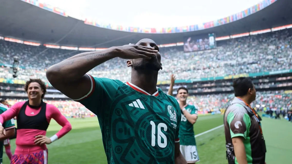 Mistrzostwa świata FIFA 2026 przynoszą nie tylko rekordową liczbę meczów i drużyn, ale także największy pakiet technologicznych zmian w historii turnieju. Kibice oglądający spotkania mogli zauważyć, że część sędziów nosi na głowie niewielkie urządzenie. To nie gadżet ani eksperyment. To Ref Cam, kamera rejestrująca mecz z perspektywy arbitra.