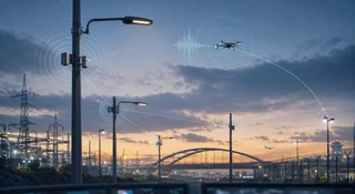 Dron nie zawsze musi zostać zauważony przez radar. Czasem wystarczy, że ktoś go usłyszy. Albo raczej coś. Asseco Poland zaprezentowało system Polski Antydron, który ma wykrywać i śledzić bezzałogowce dzięki sieci czujników akustycznych i lamp ulicznych.