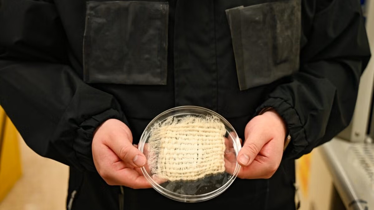 Ta kurtka potrafi wycisnąć wodę pitną prosto z powietrza. Technologia jak z Diuny