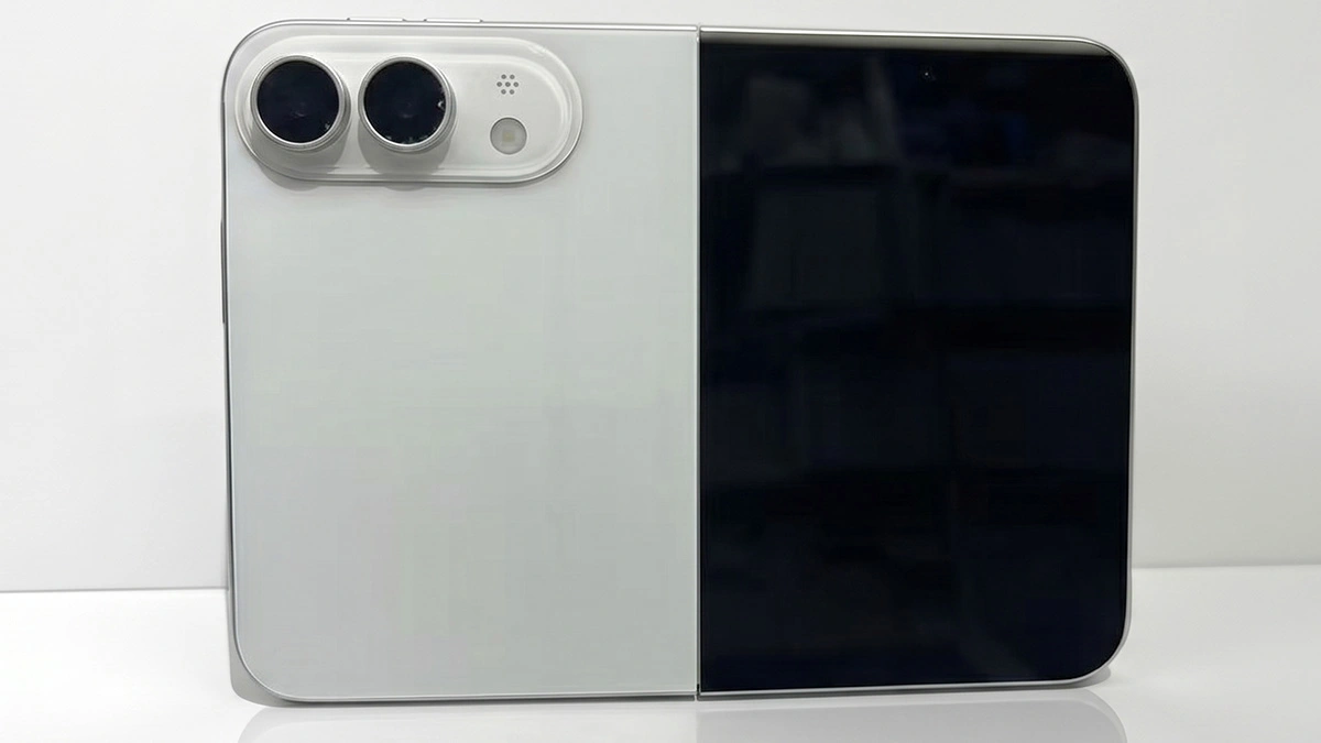 Nowe zdjęcia iPhone'a Fold. iPhone Fold ma być dostępny tylko w jednym kolorze