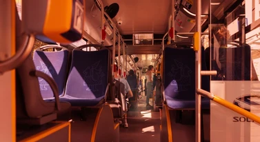 Kto i kiedy włącza klimatyzację w autobusach? W Polsce zasady są absurdalne