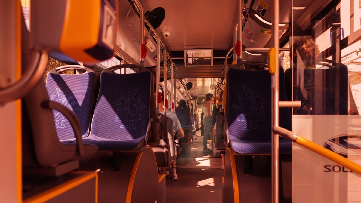 Kto i kiedy włącza klimatyzację w autobusach? W Polsce zasady są absurdalne