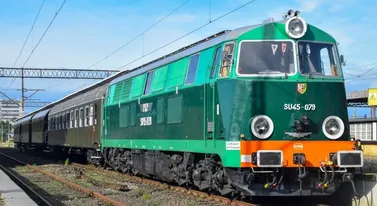 Wsiadasz w Warszawie, wysiadasz w PRL-u. Nieśpieszny ma nowe trasy