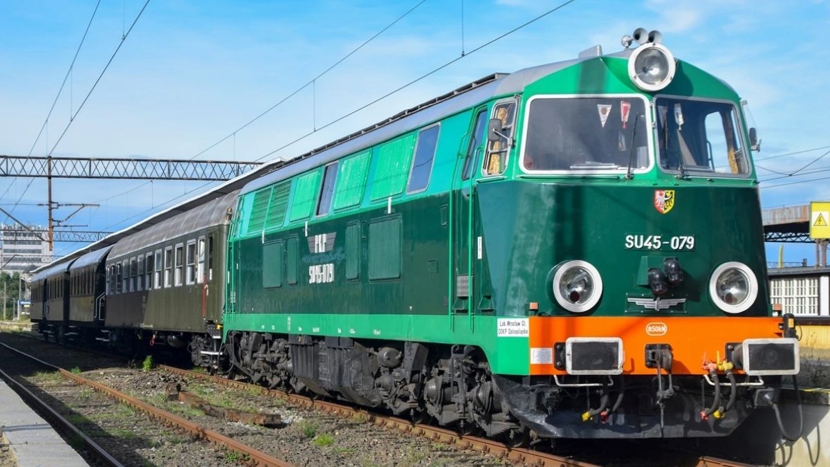 Wsiadasz w Warszawie, wysiadasz w PRL-u. Nieśpieszny ma nowe trasy