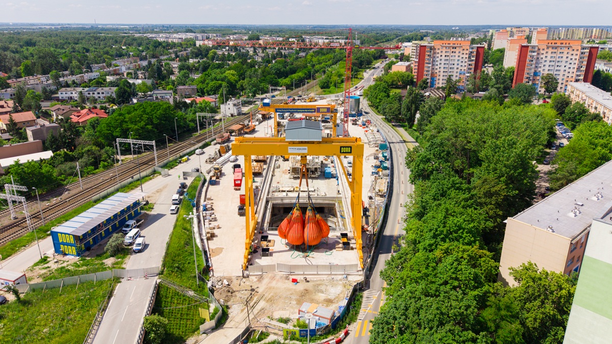 Gigantyczne balony z wodą zawisły nad Łodzią. najważniejsze dla nowego tunelu