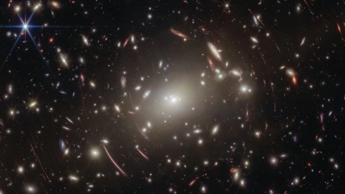 Skomplikowana zagadka znana jako małe czerwone kropki doczekała się wreszcie wyjaśnienia, a prawda jaka się wyłania z tego odkrycia jest jeszcze bardziej niesamowita, niż można było przypuszczać. Oto okazuje się, że tajemnicze, hipotetyczne gwiazdy czarne dziury faktycznie istnieją. I są na to dowody.