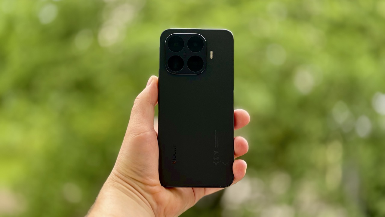 Smartfon do zdjęć od trzech koła w górę. Z hulajnogą albo robotem