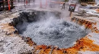 Yellowstone znów zaskoczył. Grunt zapadł się i wrze