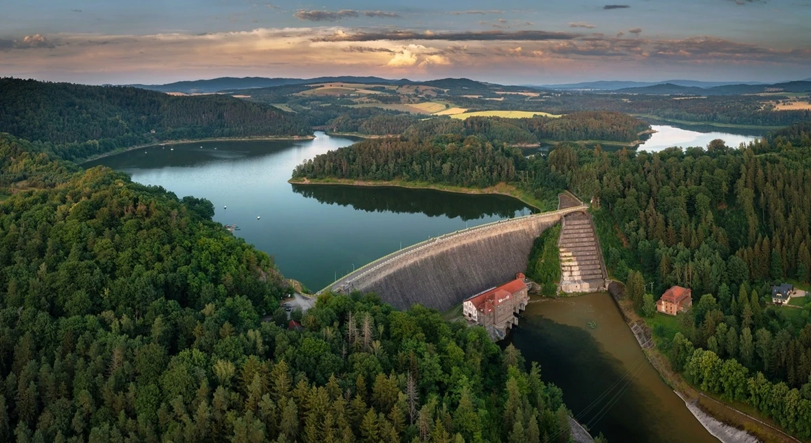 Image for Polskie jezioro znika z mapy. Spuszczają wodę, wszyscy patrzą na dno