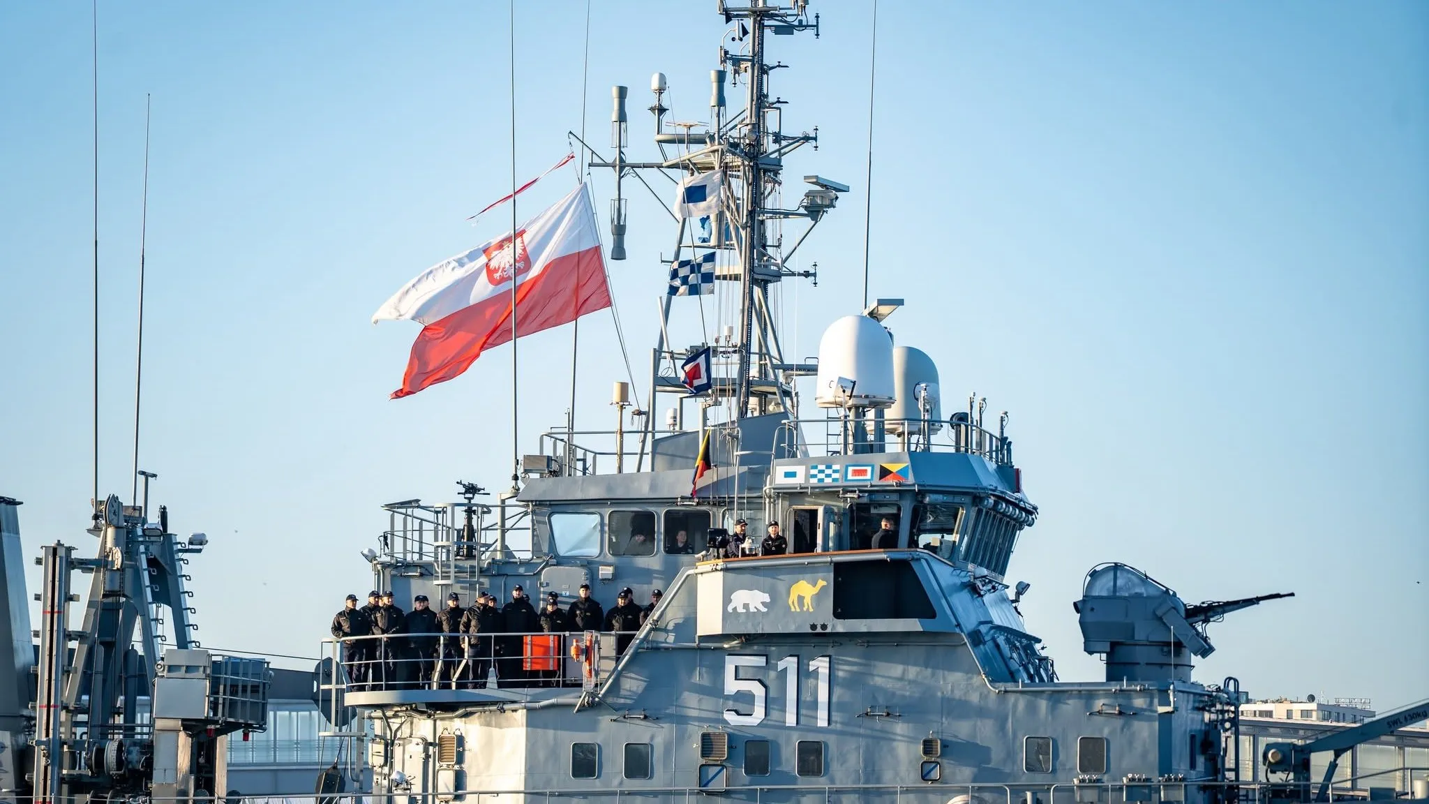 Morze Bałtyckie od kilku lat ponownie znalazło się w centrum zainteresowania państw NATO. Rosnąca aktywność rosyjskiej Floty Bałtyckiej, ochrona podmorskiej infrastruktury krytycznej oraz konieczność zabezpieczenia szlaków transportowych sprawiają, że znaczenie Marynarki Wojennej RP systematycznie rośnie. Choć polskie siły morskie przez lata zmagały się z niedofinansowaniem i starzeniem się sprzętu, obecnie przechodzą największy program modernizacyjny od zakończenia zimnej wojny.