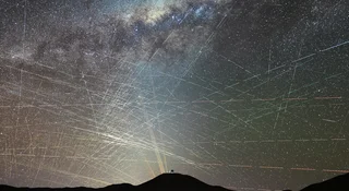 Nad naszymi głowami krąży już ponad 14 tys. sztucznych obiektów, wśród których prym wiodą urządzenia sieci Starlink od SpaceX. Choć do tej pory naukowcy starali się adaptować do nowych realiów, najnowsze plany komercyjnych gigantów i technologicznych startupów wywołują wśród nich prawdziwe przerażenie. Granica tego, co ziemska astronomia jest w stanie znieść, została właśnie przekroczona.
