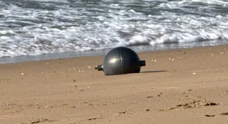 Metalowe kule spadły na rajską plażę. "To może pochodzić z kosmosu"