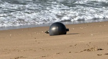 Metalowe kule spadły na rajską plażę. "To może pochodzić z kosmosu"