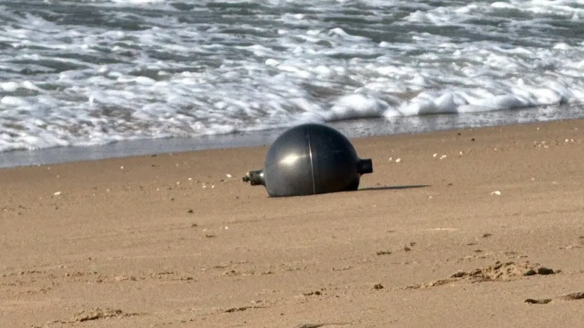 Metalowe kule spadły na rajską plażę. "To może pochodzić z kosmosu"