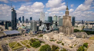 Warszawa wyda tarczę przeciwko dronom za milion zł. Taki sprzęt jest bez wątpienia potrzebny, ale ta kwota to jakiś żart. Internuci komentują, i mająrację, że więcej zarabiają rocznie lekarze rekordziści.