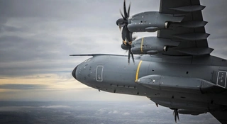 A400M został strażakiem. Wojskowy kolos zrzuca 20 t na raz