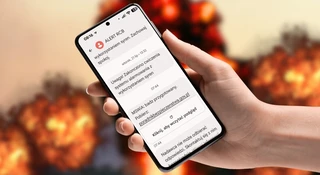 Rząd wysłał poradnik bezpieczeństwa SMS-em i sparaliżował strony. Pogratulować mądrości