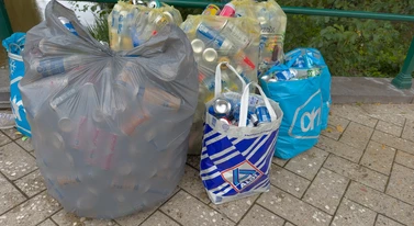 Wrzucasz cały worek i zgarniasz kaucję. Lidl twierdzi, że to wcale nie jest fajne