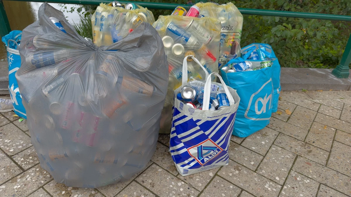 Lidl ostrzega: wrzucanie całych worków butelek do automatu to nadużycie systemu kaucji
