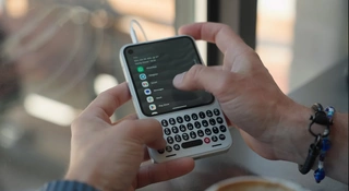 Clicks pokazuje smartfon z klawiaturą Communicator