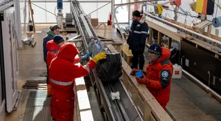 Na Antarktydzie doszło do bezprecedensowego wydarzenia. Badacze wydobyli fragmenty skał z głębokości 2,8 km. To, co wydobyli, może zrewolucjonizować nasze rozumienie historii planety, prowadząc do bezprecedensowych odkryć dotyczących funkcjonowania systemu klimatycznego.