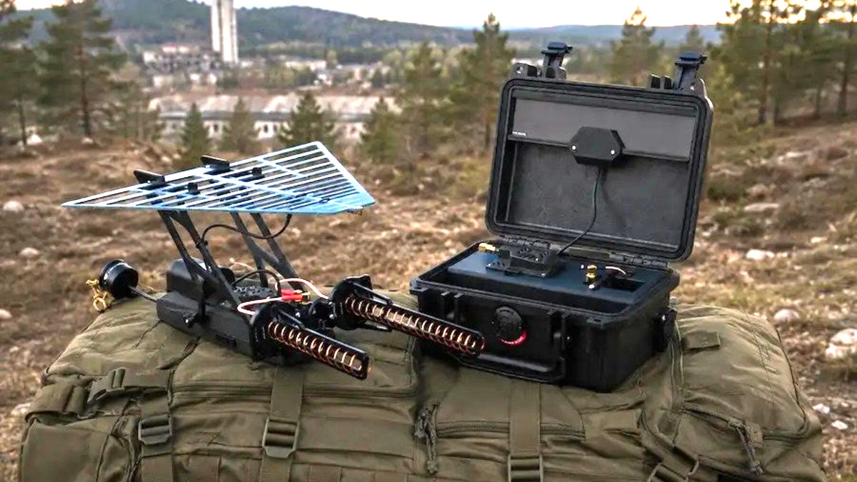 Latający router dla dronów. Operator może się ukryć za wzgórzem