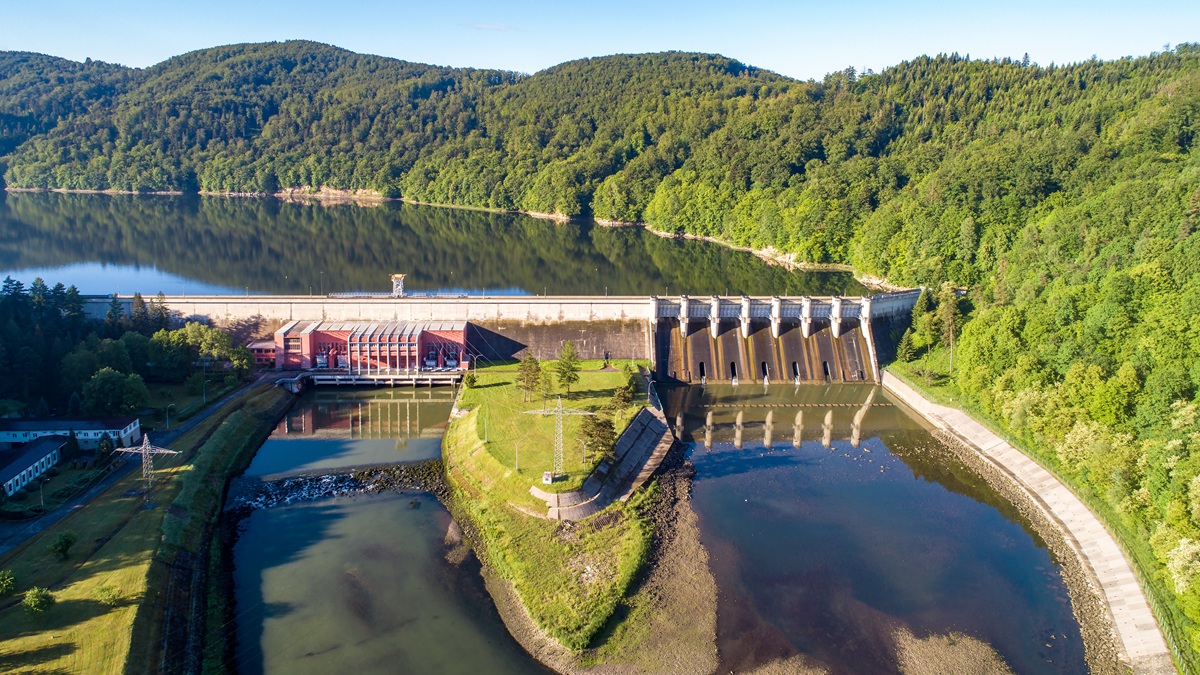 Zrzut wody i mamy prąd. Genialny sposób magazynowania energii nad polskim jeziorem