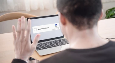 Udowodnisz, że nie jesteś robotem, robiąc z siebie pajaca. Dziwny pomysł Google'a