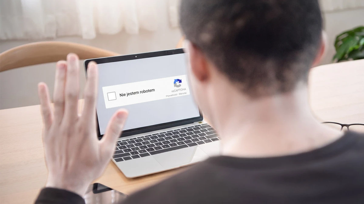 Nowa metoda Google reCAPTCHA zakłada machanie do kamerki