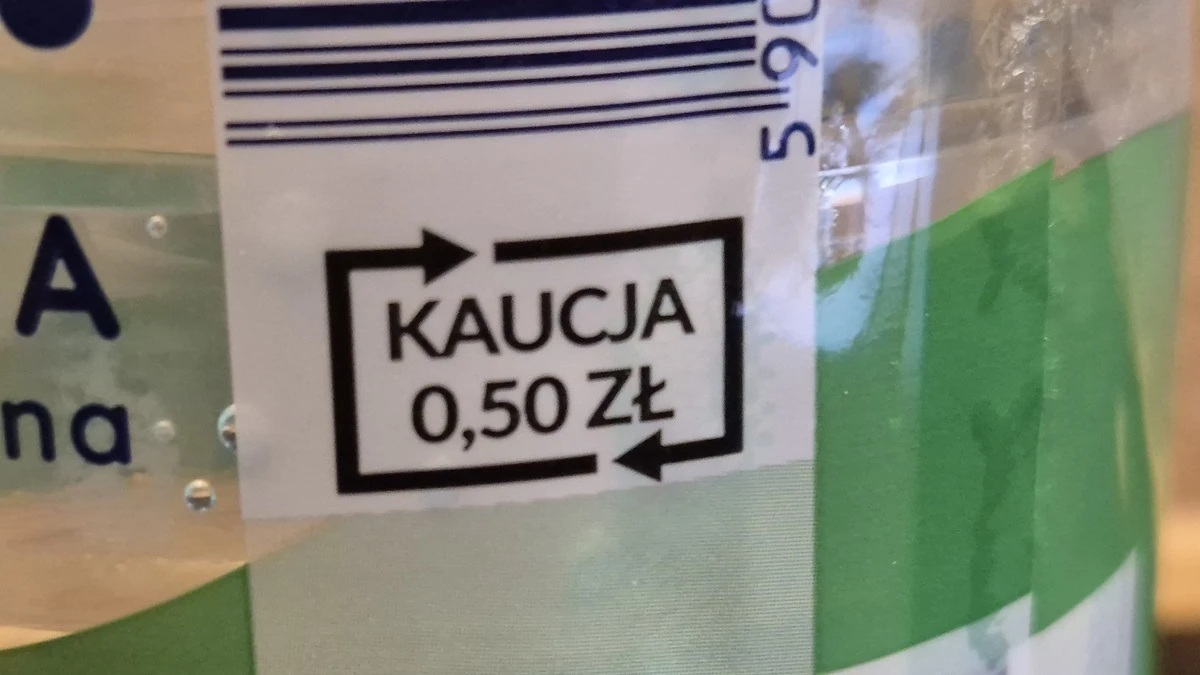 Nowy przekręt na butelkomatach. Wyłudzają kaucję… naklejką 