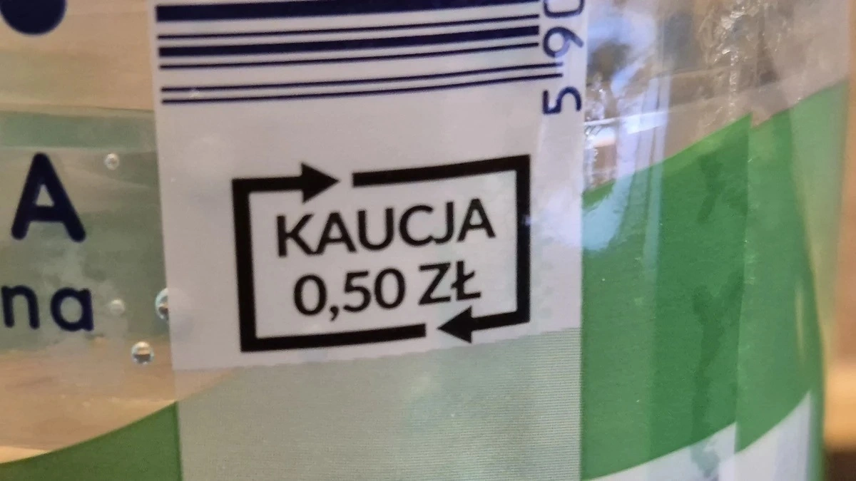 Nowy przekręt na butelkomatach. Wyłudzają kaucję... naklejką 