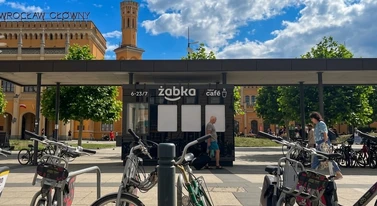 Żabka zmieszczona na 8 metrach kwadratowych. 2026 będzie rokiem kiosków