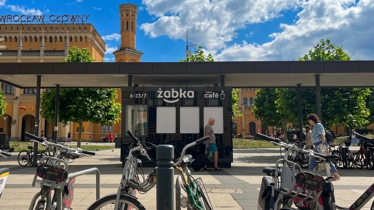 Żabka zmieszczona na 8 metrach kwadratowych. 2026 będzie rokiem kiosków