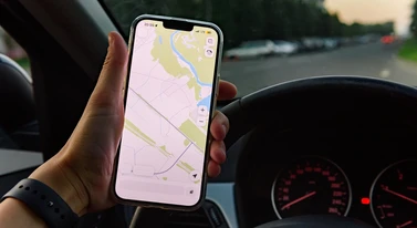 GPS wyprowadza ludzi w pole. Tracą, bo klienci nie mogą do nich dojechać