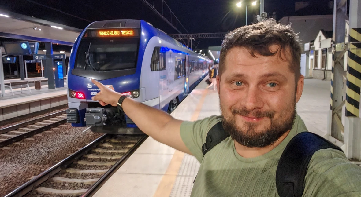 Image for Jazda pociągiem w tym kraju to mem. Na dworcu widziałem płaczących pasażerów
