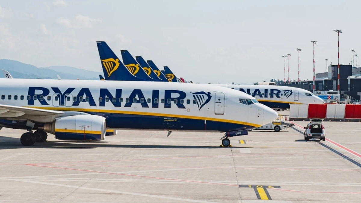 Pasażera niemal wyssało z samolotu. Ryanair wskazuje winowajcę