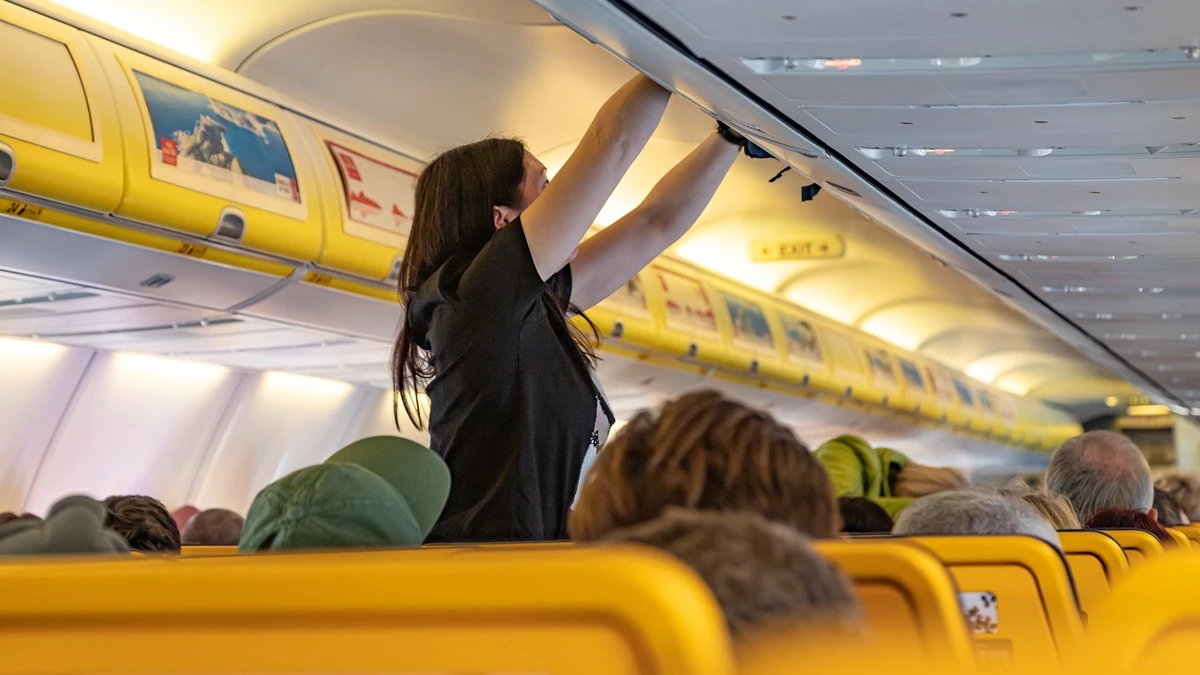 Ryanair: pasażerowie muszą taśmować bagaż lub zapłacą za opakowanie