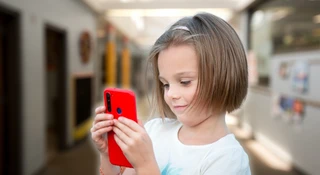 Smartfon dziecka nie kończy pracy po dzwonku. Widać to w czytaniu