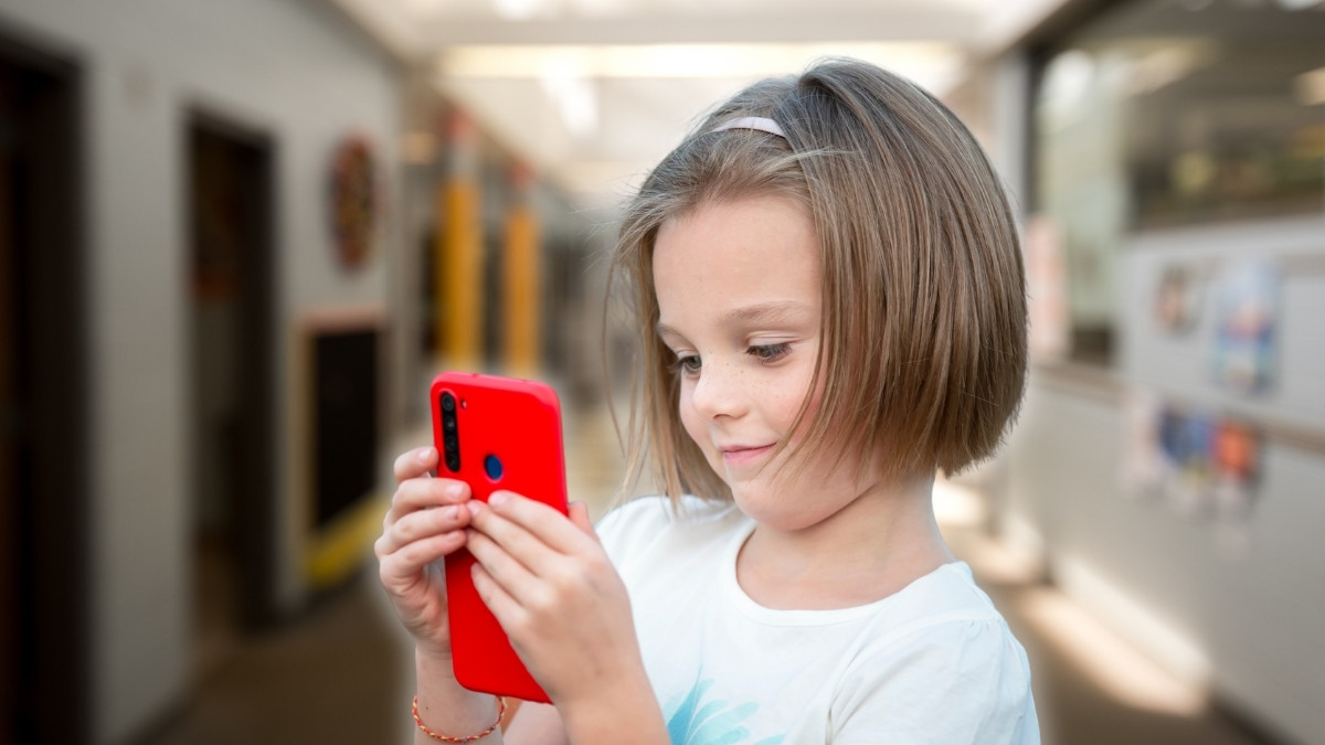 Telefon w kieszeni to wyrok na koncentrację ucznia. Zakazy w szkołach nic nie dadzą