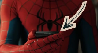 Skąd Spider-Man ma kasę na składany telefon? Czynsz nieopłacony, ale smartfon z górnej półki