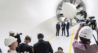 Polska ma jeden z najnowocześniejszych tuneli aerodynamicznych w Europie. W środku powietrze pędzi z prędkością 360 km/h, a naukowcy śledzą je dzięki bańkom mydlanym.
