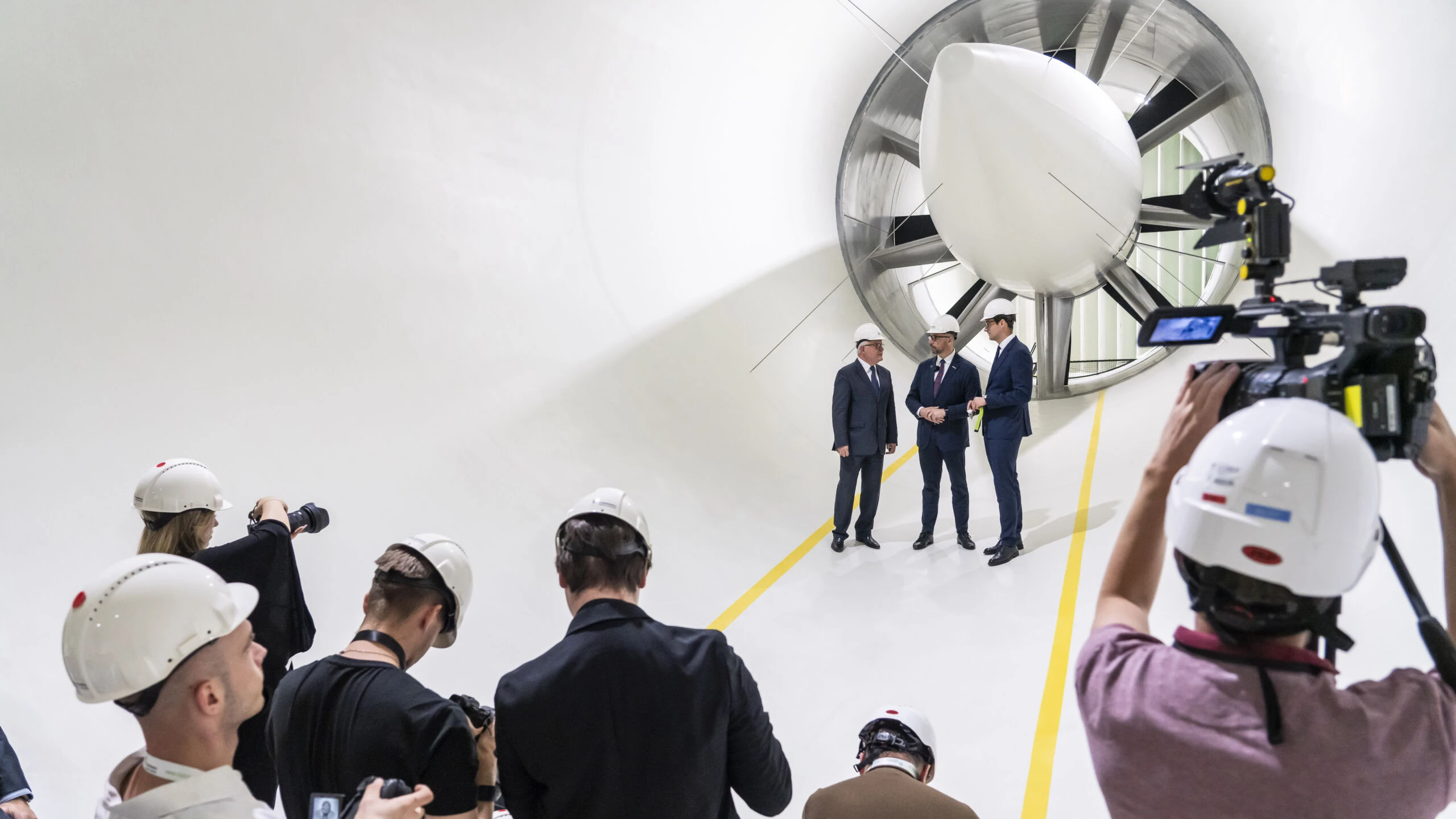 Polska ma jeden z najnowocześniejszych tuneli aerodynamicznych w Europie. W środku powietrze pędzi z prędkością 360 km/h, a naukowcy śledzą je dzięki bańkom mydlanym.