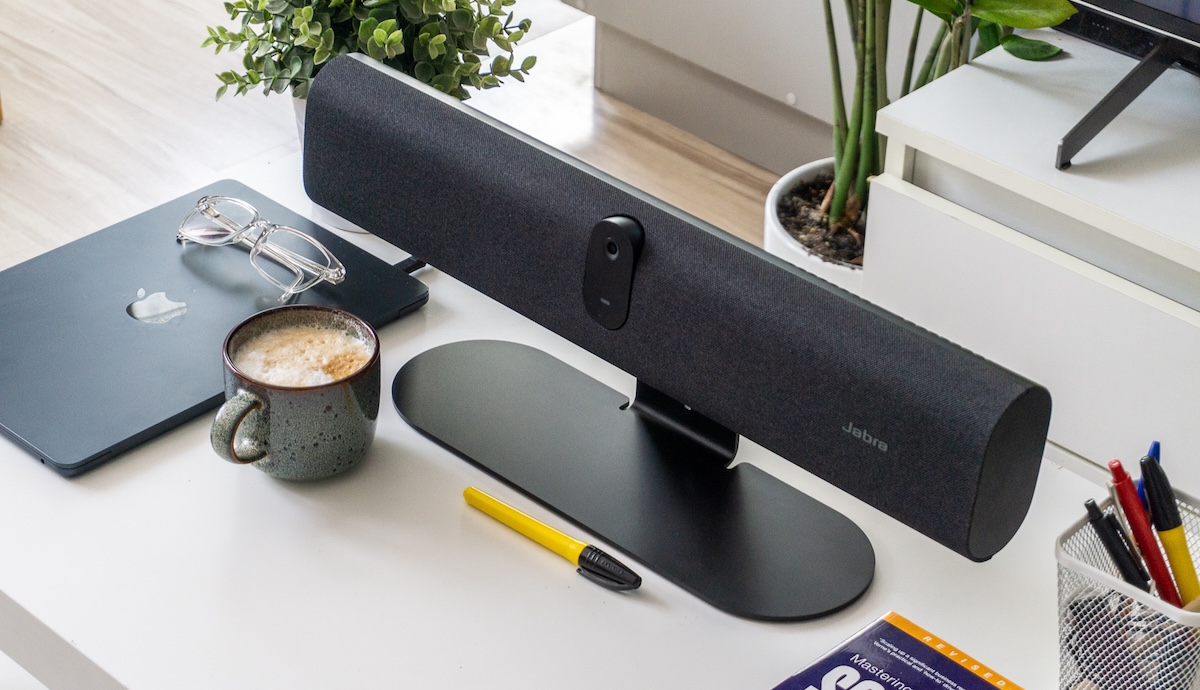 Jabra PanaCast U30 zaleje biura. W końcu video bar, który nie kosztuje kroci – test