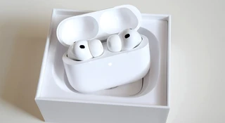 Słuchawki Apple AirPods z kamerami dopiero w 2027 roku